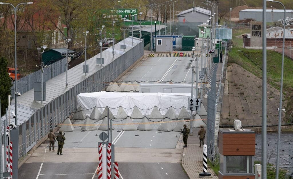 Estonia's border guard install gates on Narva bridge to boost security