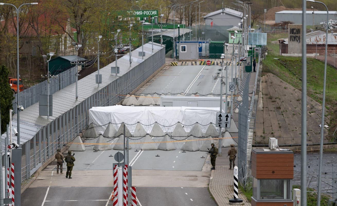 Estonia's border guard install gates on Narva bridge to boost security