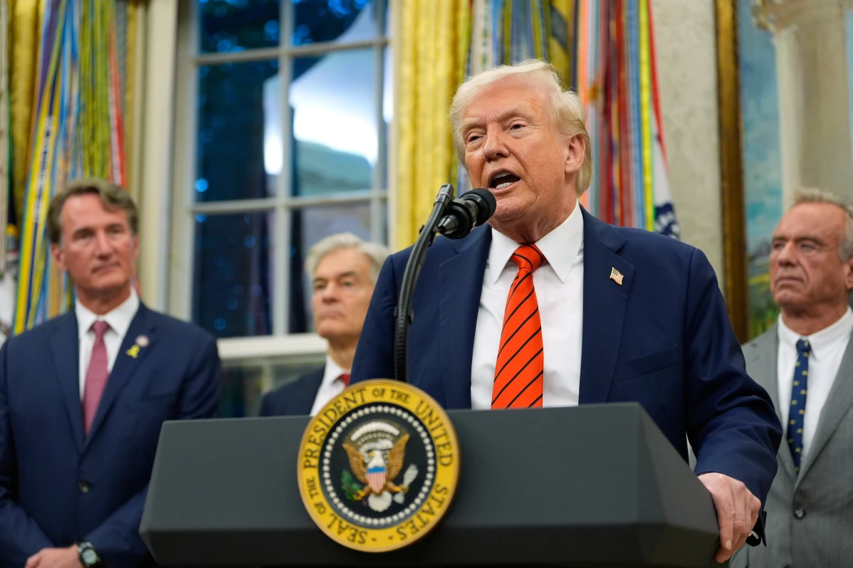 Trump threatens to hit China with 100% tariff starting in November